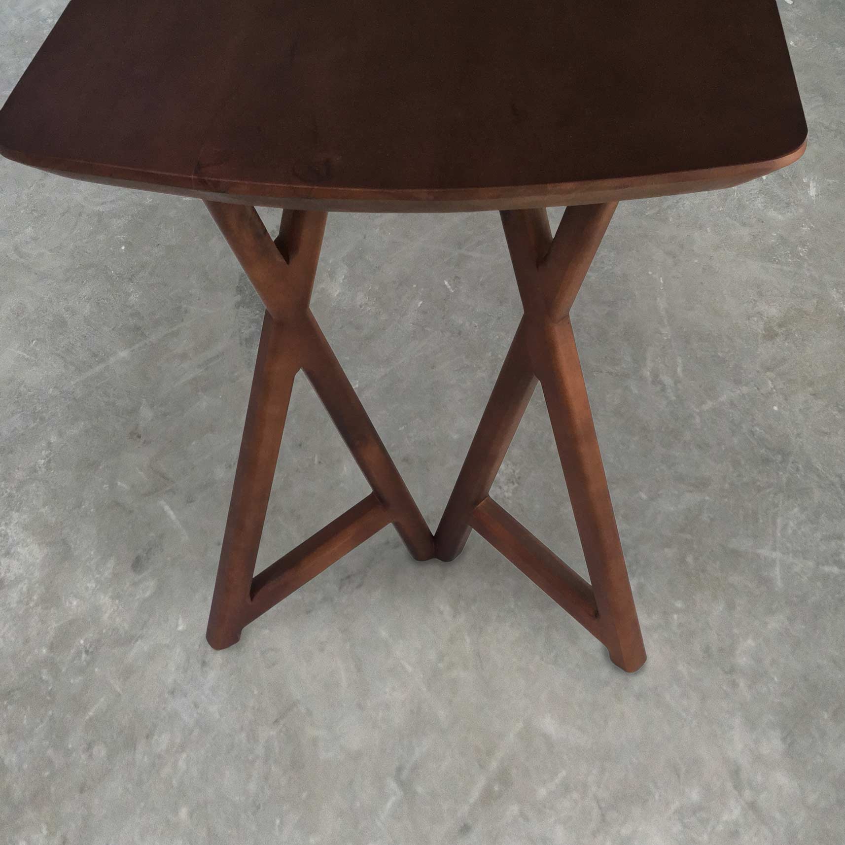 Matchibo dining table